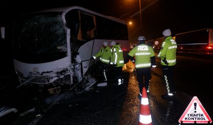 Polis Servis Aracı İle Otobüs Çarpıştı: 10'u Polis 11 Yaralı