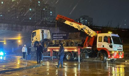 Gaziantep’te Akıl Almaz Olay! Koskoca Tır Üst Geçide Takıldı!