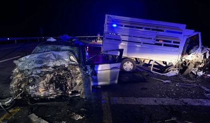 Otomobil İle Kamyonetin Çarpıştığı Kaza Yol Savaş Alanına Döndü! 3 Kişi Öldü