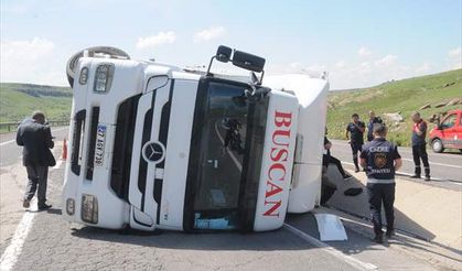 Kontrolden Çıkan Tır Devrildi: 1 Yaralı