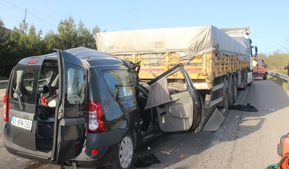 Feci Kaza! Hafif Ticari Aracın Tıra Çarpması Sonucu 3 Kişi Öldü, 1 Kişi Yaralandı