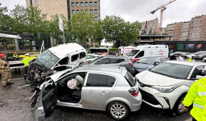 Zincirleme trafik kazası: Çok sayıda araç birbirine girdi