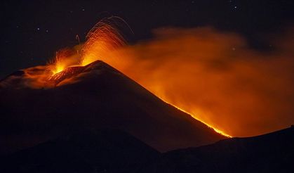 Etna Yanardağı  Lav Püskürttü