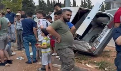 Kontrolden çıkan otomobil refüjde direğe saplandı 1 yaralı