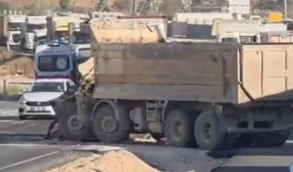 Tır ile Kamyon Kafa Kafaya Çarpıştı: Kamyon Sürücüsü Hayatını Kaybetti