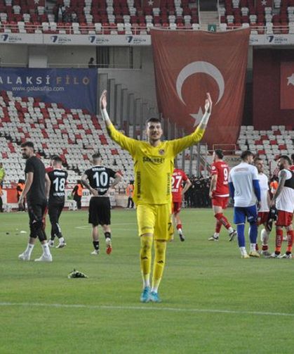 Taraftar Mustafa'yı Bağrına Bastı