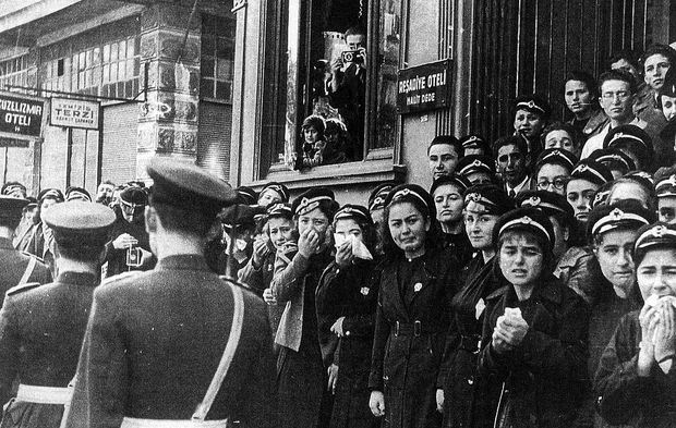 Atatürk'e Son Vedada Bir Düğmeye Sığan Sonsuz Minnet