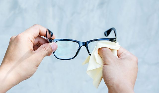 Bu yöntemlerle gözlük camlarınız daha temiz olacak!
