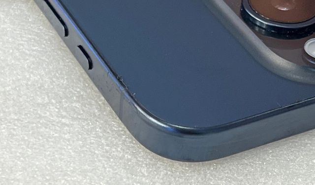 iPhone 15 Pro'da Garip Sorun: "Telefon, Soğan Gibi Soyuluyor