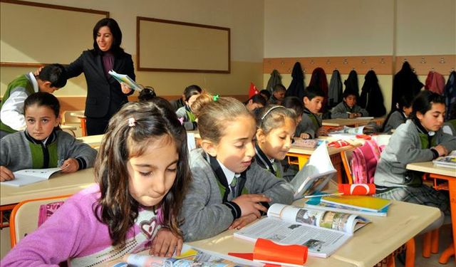 Okullarda yarın ders zili yeniden çalıyor