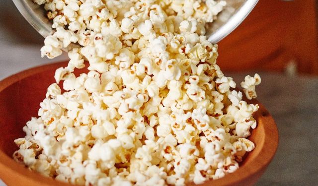 Bir daha sinemada yemeyeceksiniz, mısır patlatırken bunu yapın lezzetine doyum olmayacak