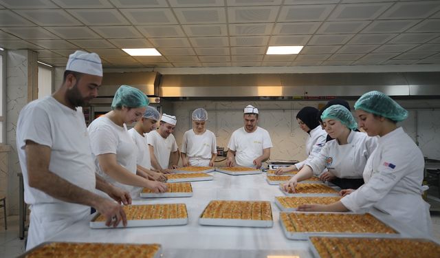 Gastronomi şehrinin liseli baklava üreticileri okula 1 yılda 4 milyon lira gelir sağladı