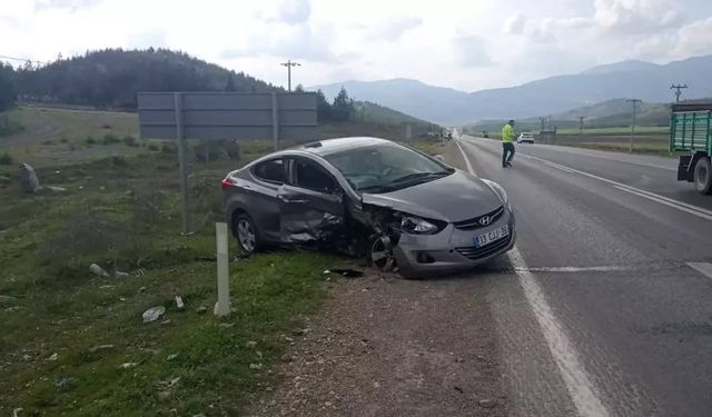 Üç aracın karıştığı kazada 3 kişi yaralandı.