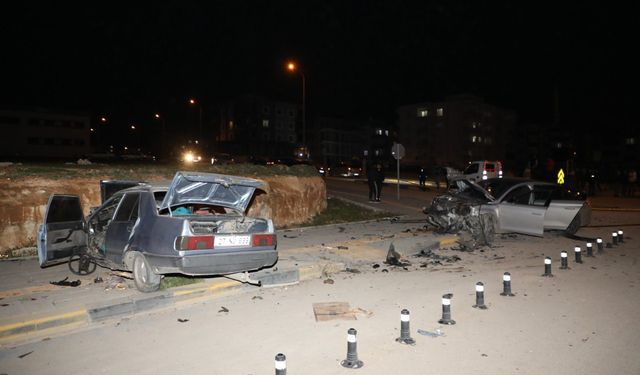Gaziantep'te feci kaza! 2 otomobil çarpıştı