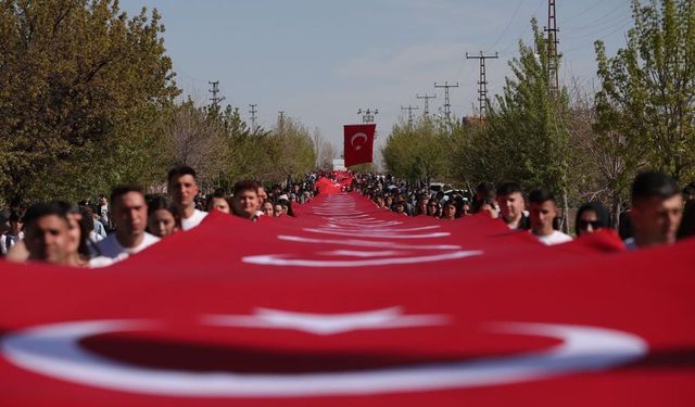 Türk bayraklarıyla kortej yürüyüşü