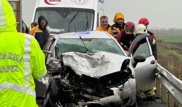 Otomobil ile Minibüs çarpıştı. 3 kişi öldü, 5 kişi yaralandı
