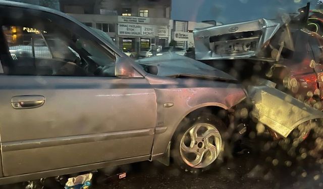 Rasaf Yolu'nda Korkunç Kaza: İki Araç Hurdaya Döndü