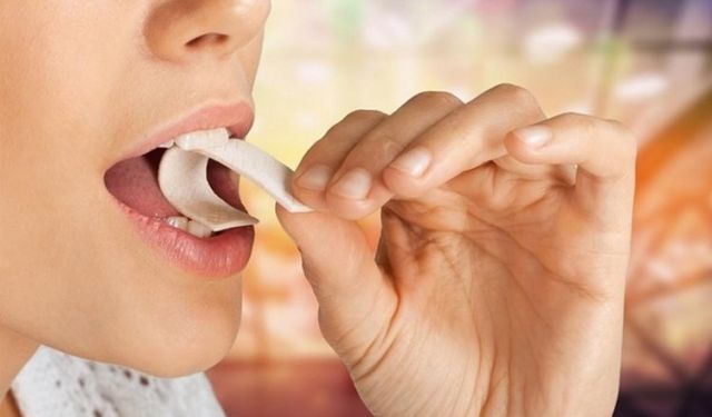 Şekersiz sakızın dişlere inanılmaz bir faydası keşfedildi! Artık herkes şekersiz sakız çiğneyecek
