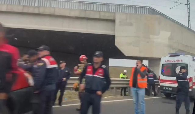 Hızlı tren köprüsü ayağına çarpan araçtaki 3 kişi öldü, 2 kişi ise yaralandı