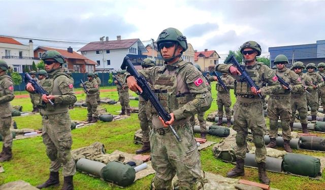 Türk askeri Kosova'da barış ve huzurun teminatı