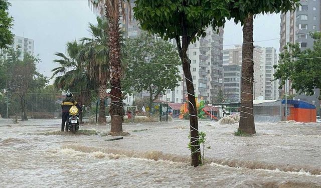 Adana ve Hatay’ı sağanak yağış vurdu: Ev ve iş yerlerini su bastı, araçlar yolda kaldı