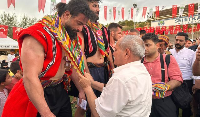 420 güreşçi Gaziantep’te ter döktü!