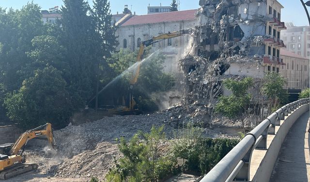 Gaziantep’te deprem sonrası yıkım çalışmaları sürüyor!