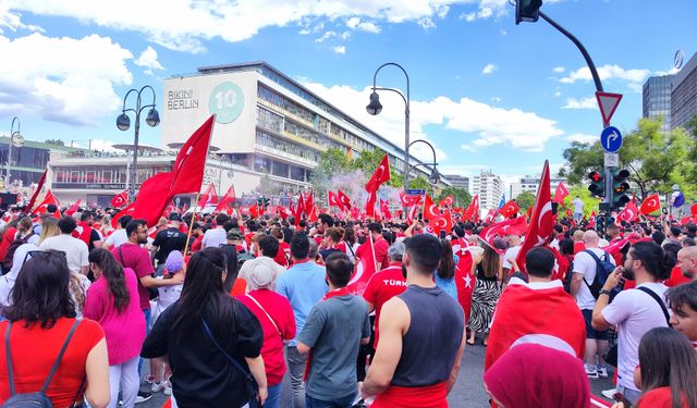 Türk taraftarlardan 50 bin kişilik Berlin çıkarması!