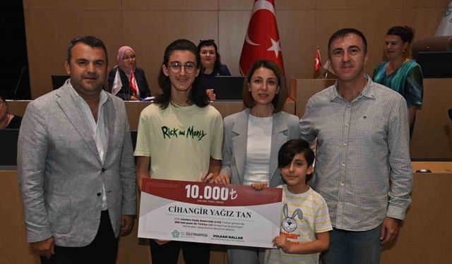 LGS Türkiye birincisine 10 bin lira ödül verildi