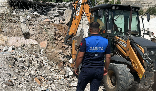 Gaziantep'te metruk binalar yıkılıyor