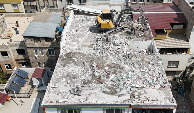 Gaziantep'te 8 katlı bina yıkılıyor! İşte sebebi