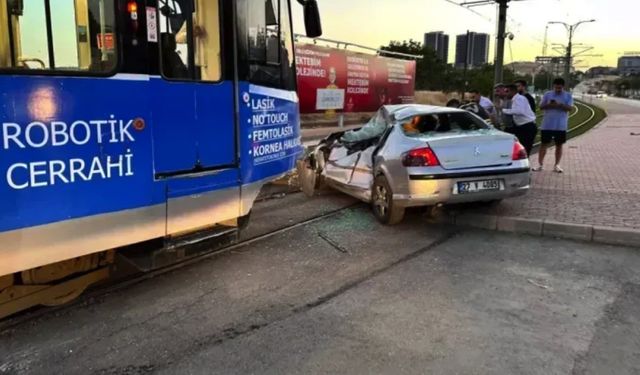 Gaziantep'te tramvay ile otomobil çarpıştı