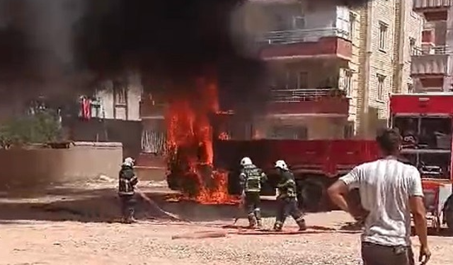 Gaziantep’te park halindeki kamyon ateş topuna döndü