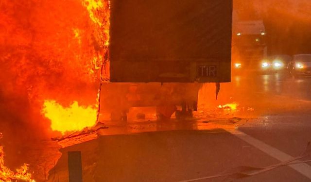 Gaziantep Otoyolunda seyir halindeki tır yandı