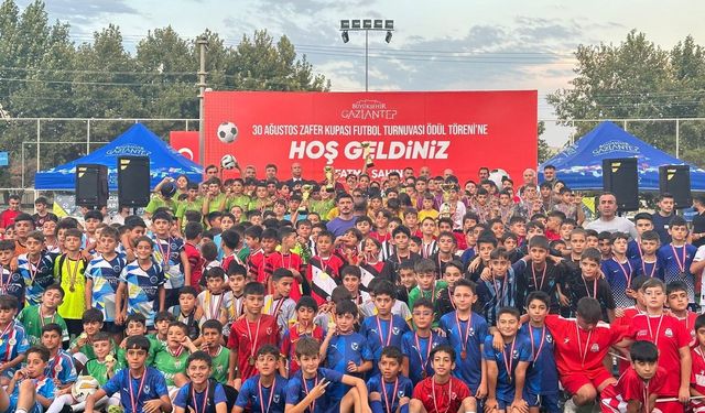 Genç sporcular ödüllerini aldı