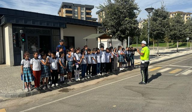 Minik öğrencilere trafik eğitimi