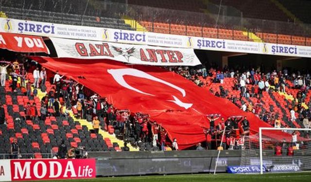 Gaziantep FK taraftarları dev Türk bayrağı açtı