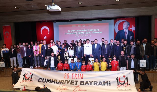 Cumhuriyet Kupası’nın şampiyonları ödüllerini aldı