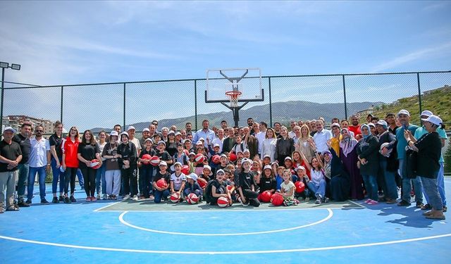 Deprem bölgelerine 4 basketbol sahası