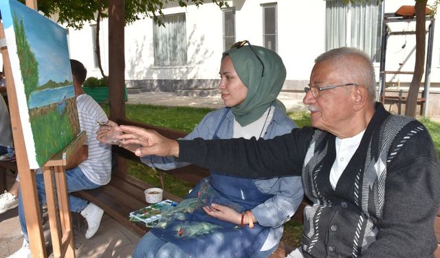 Gaziantep'te yaşlıların anıları tuvale döküldü