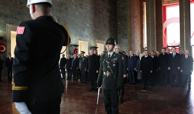 Anıtkabir’de Atatürk’e saygı duruşu