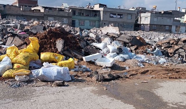 Gaziantep’te kaldırılmayan enkaz Fırat Mahallesi’ni çileden çıkardı!