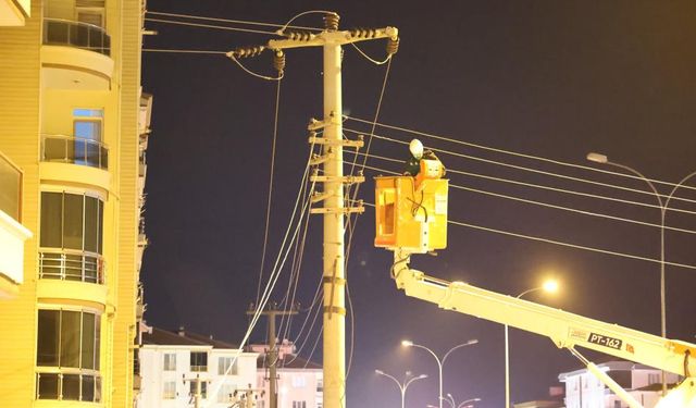 Minibüsün çarptığı elektrik direği balkona düştü!