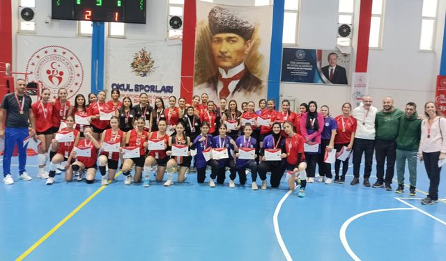 Okullararası gençler voleybolda şampiyon belli oldu