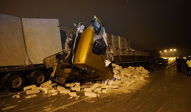 İki tırın çarptığı kazada yol savaş alanına döndü!