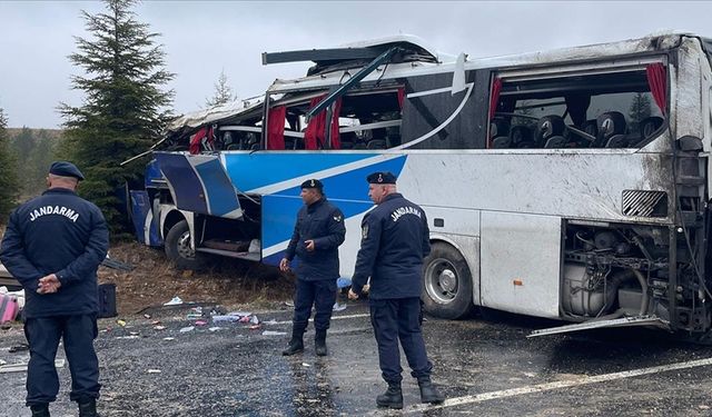 Yolcu otobüsü devrildi! Ölü ve yaralılar var…