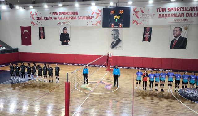 Genç voleybolcular Erdemoğlu anısına parkeye çıktı