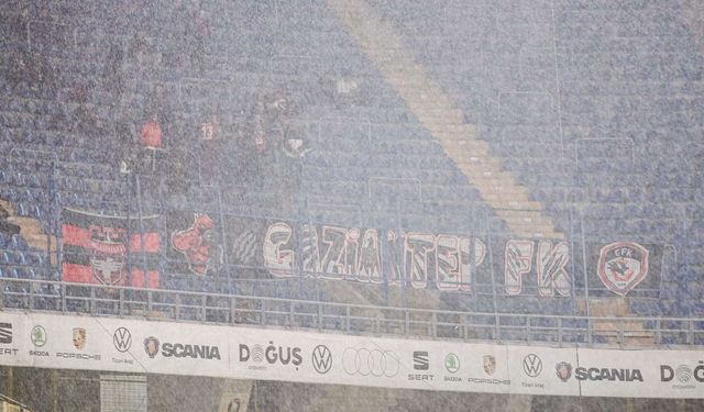 Gaziantep FK taraftarlarI yağmur dinlemedi