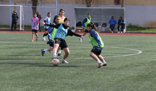 Gaziantep’te Kızlar Futbol Seçmeleri Yapıldı