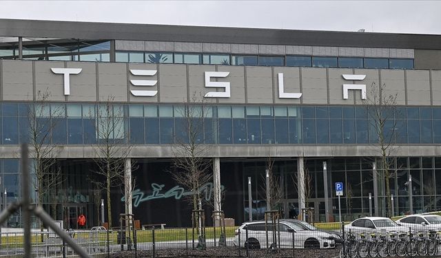 Tesla Telefon Bombası! Hayat Boyu Ücretsiz İnternetle Geliyor